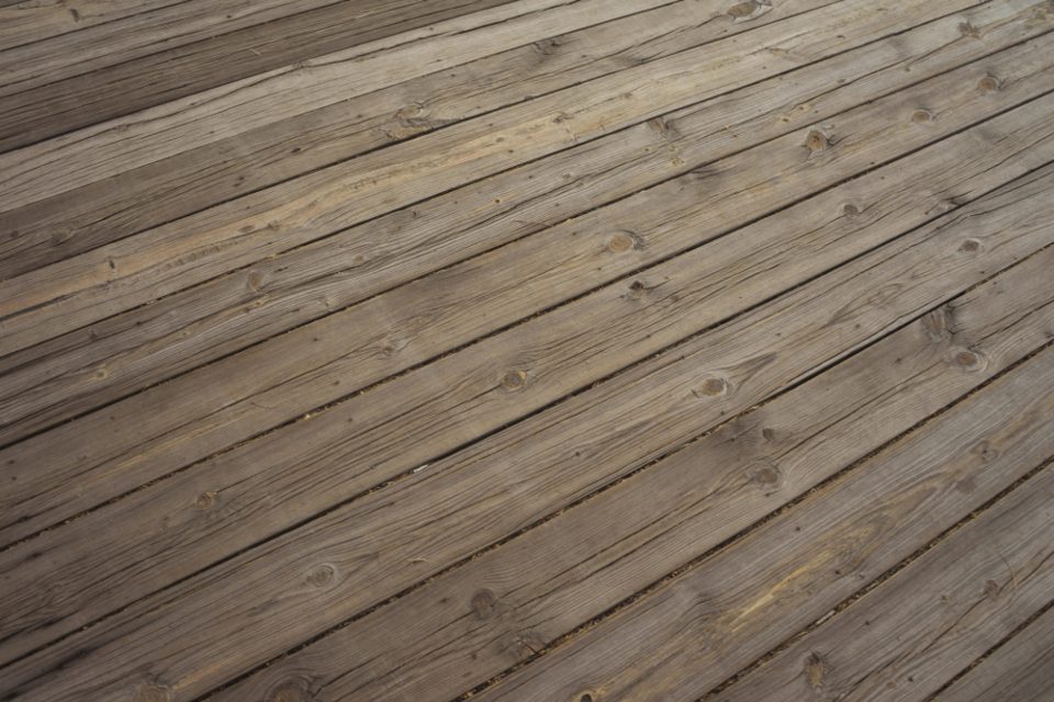 Gråt og slidt terrassetræ