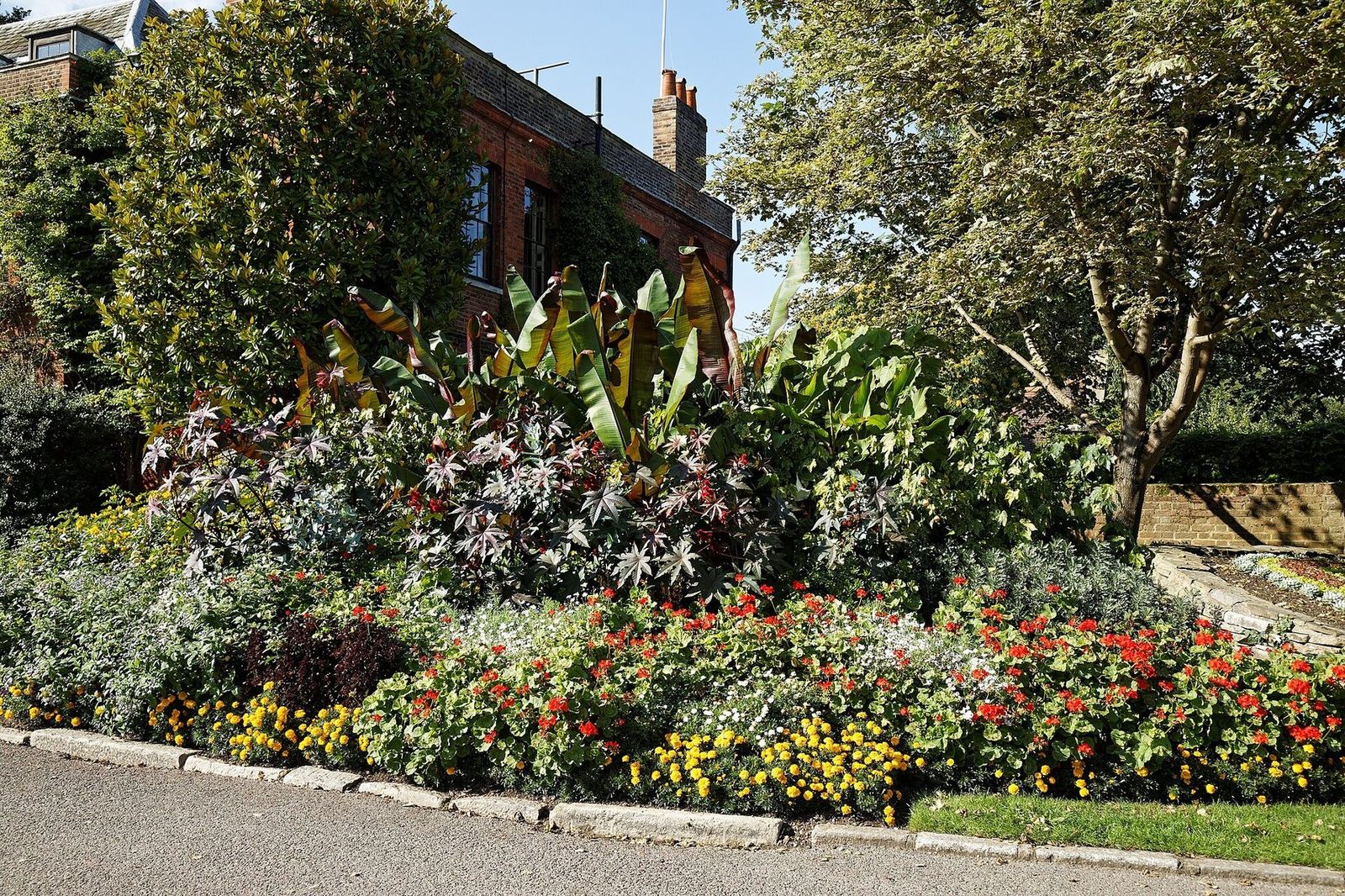 Blomsterbed langs en havegang