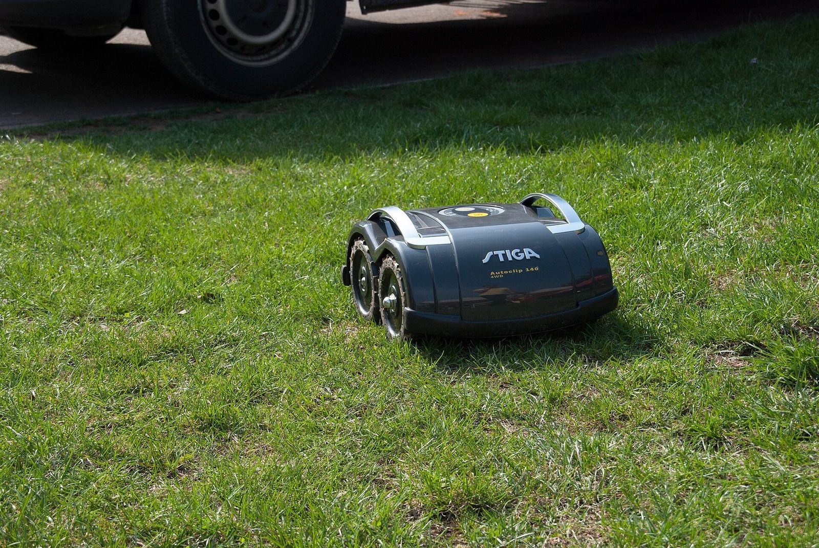 Robotplæneklipper i græsset