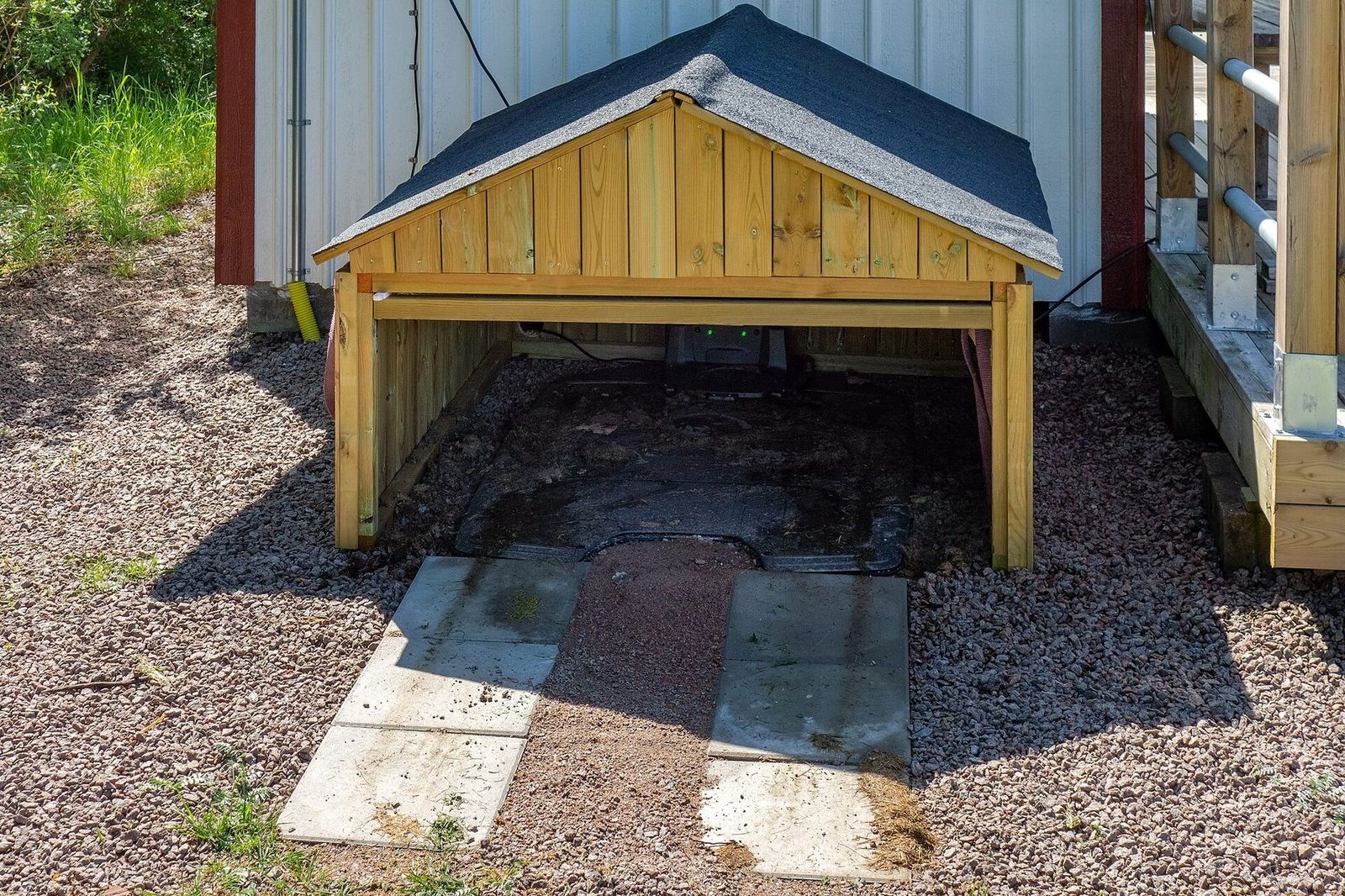 Robotplæneklipper ved sin ladestation
