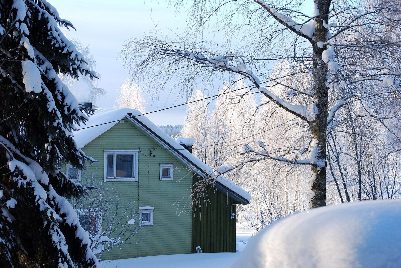 Sommerhus i vinterlandskab